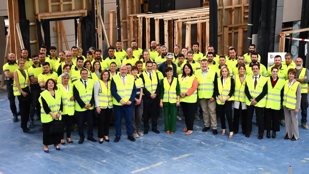 La ministra de Vivienda y Agenda Urbana, Isabel Rodríguez, durante la visita que ha realizado a la empresa Lignum Tech en Cuenca