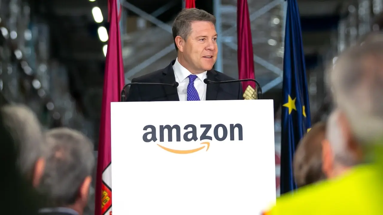 El presidente de Castilla-La Mancha, Emiliano García-Page, durante su intervención en la visita que ha realizado al centro logístico de Amazon en Illescas (Toledo), con motivo de la celebración de su 5º aniversario