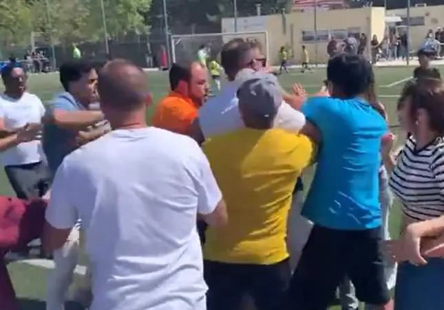 VIDEO. Padres de futbolistas invaden el campo y se dan puñetazos en pleno partido