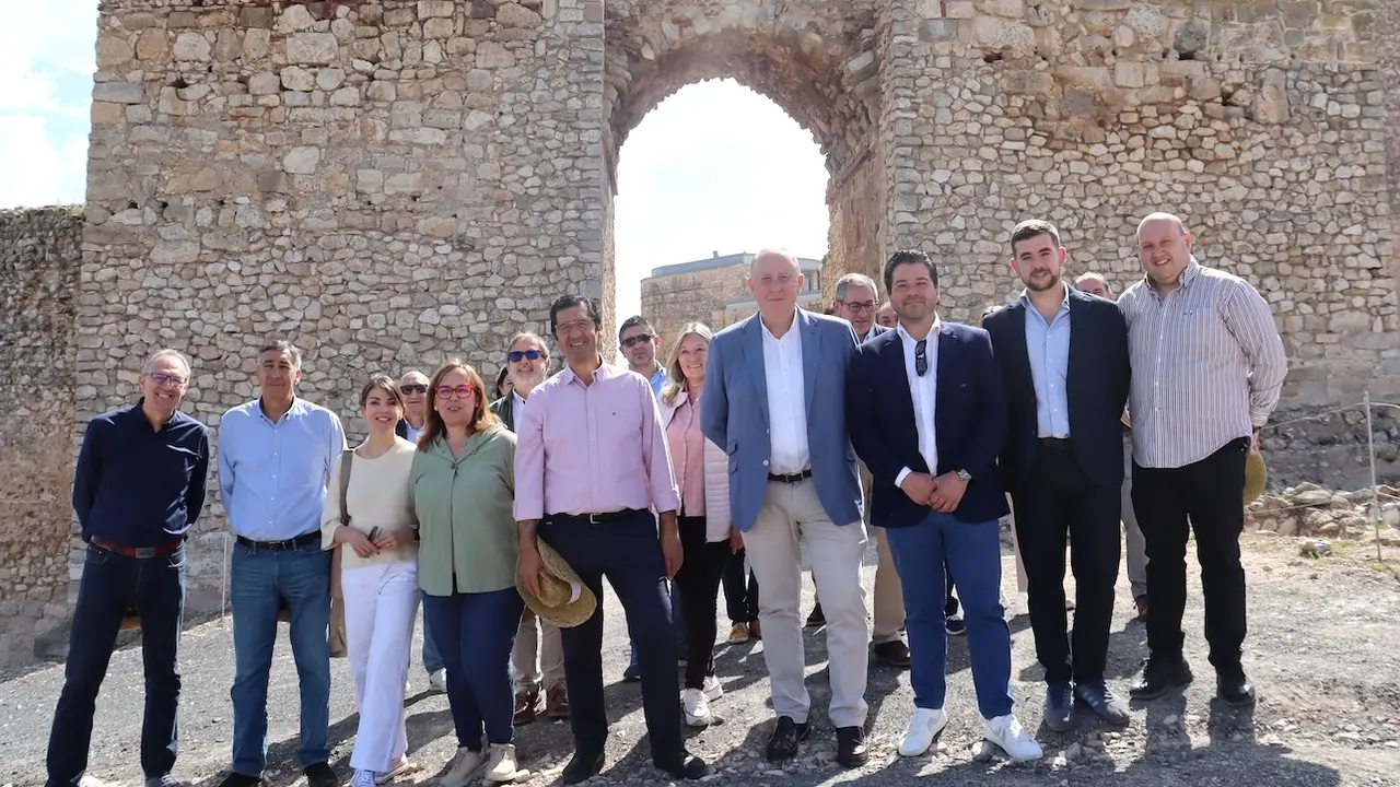 El vicepresidente segundo del Gobierno de Castilla-La Mancha, José Manuel Caballero, durante la visita que ha realizado al yacimiento de Calatrava La Vieja en Carrión de Calatrava (Ciudad Real)