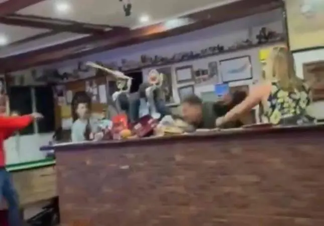VIDEO. Brutal pelea en un bar: sillas volando y los dueños atacados con un bate