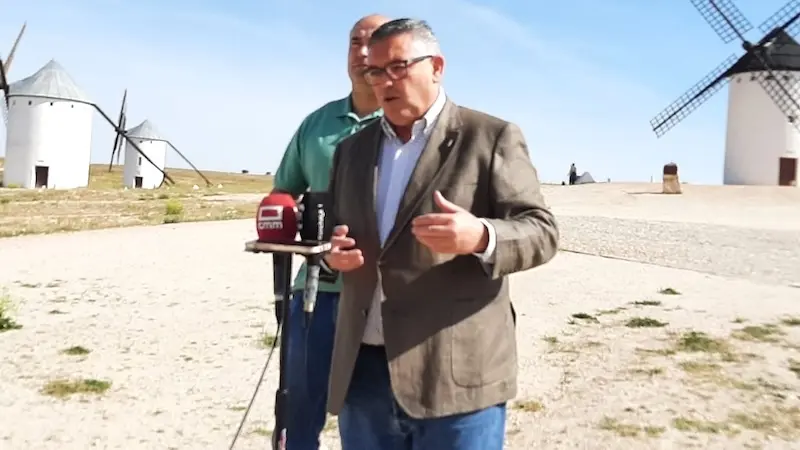 El diputado del PP en las Cortes de Castilla-La Mancha, Santiago Lucas-Torres, atendiendo a los medios de comunicación este domingo en Campo de Criptana (Ciudad Real)