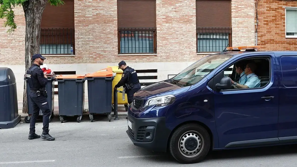 Hallan el cadáver de un bebé de 3 meses en una bolsa entre unos contenedores