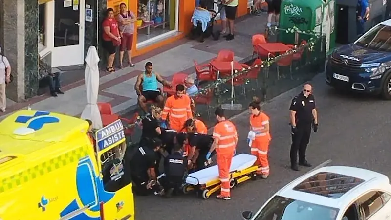 En la imagen de archivo sanitarios y Policía Nacional movilizados ante una emergencia a las puertas de un bar