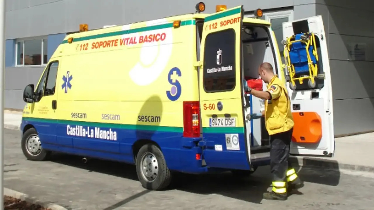 Dos técnicos de una ambulancia asisten un parto en plena carretera en Almadén (Ciudad Real), soporte vital básico, sanitarios, UVI,