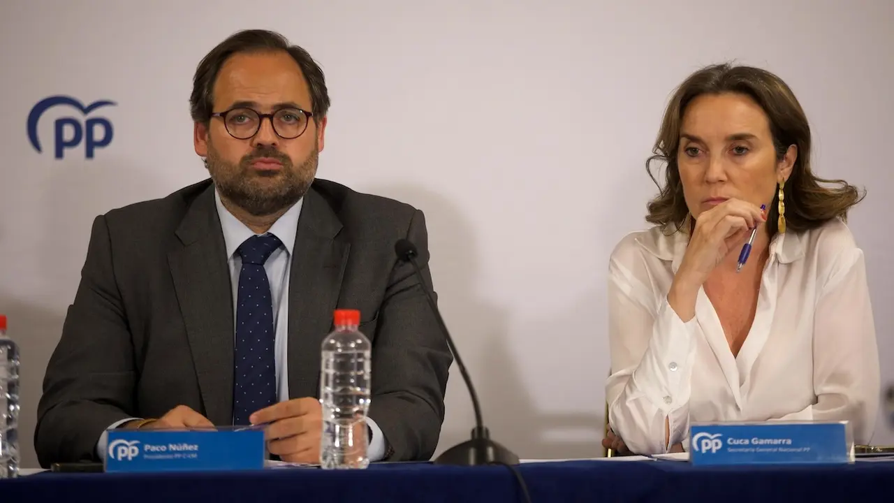 El presidente del PP de Castilla-La Mancha, Paco Núñez, junto a la secretaria general, Cuca Gamarra, en el Comité Ejecutivo Autonómico celebrado este lunes en Toledo