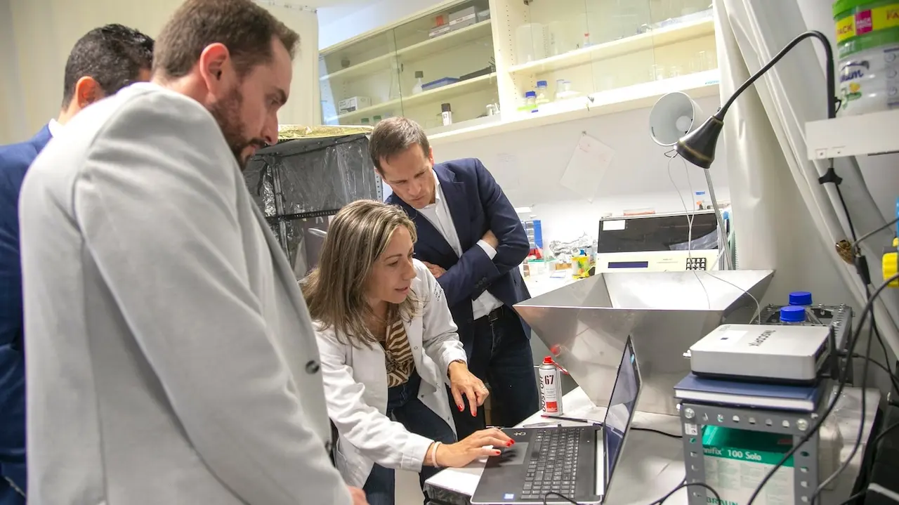 El director general de Universidades, Investigación e Innovación, Ricardo Cuevas, ha visitado uno de los proyectos de investigación llevados a cabo en el Hospital Nacional de Parapléjico