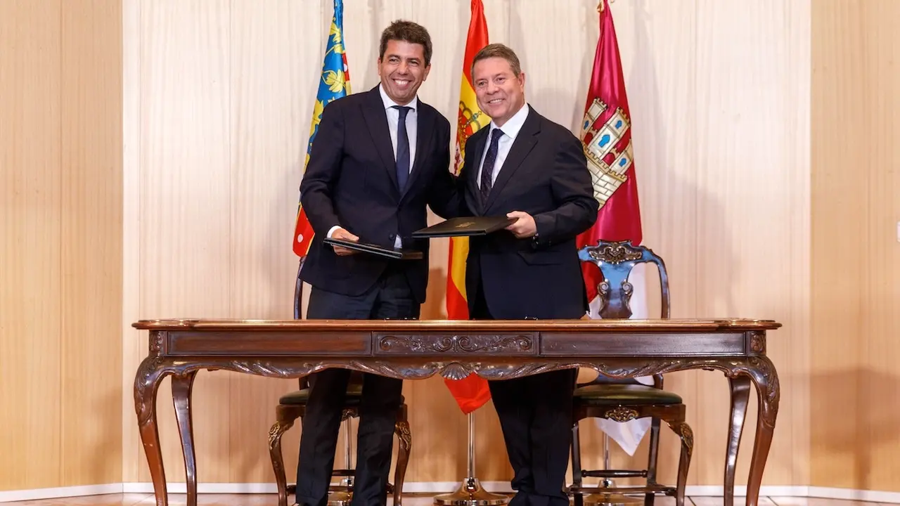 El presidente de Castilla-La Mancha, Emiliano García-Page, y el de la Comunidad Valenciana, Carlos Mazón, han firmado en el Hospital de Requena un convenio de colaboración para la atención sanitaria en zonas limítrofes