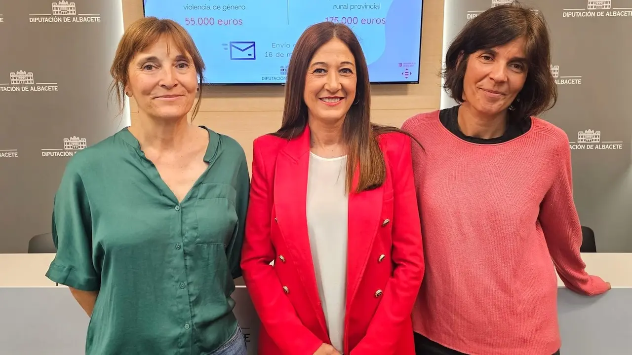 La diputada de Igualdad de la Diputación de Albacete, Pilar Callado (c), ha informado sobre las dos nuevas convocatorias de ayudas para avanzar en la promoción de la igualdad y la conciliación en la provincia