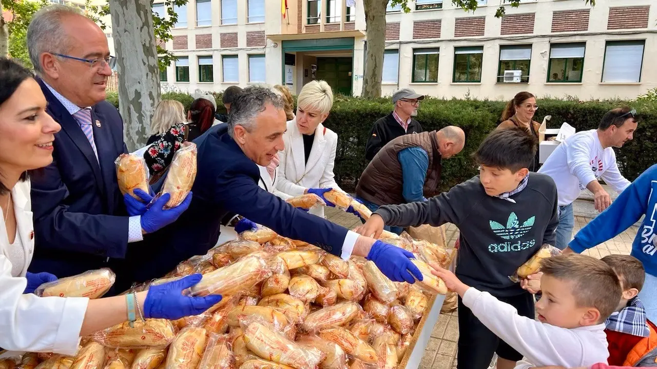 Puertollano (Ciudad Real) celebra el Santo Voto con reparto de panes, estofado y homenajes a Manuel Prior y Policía Nacional