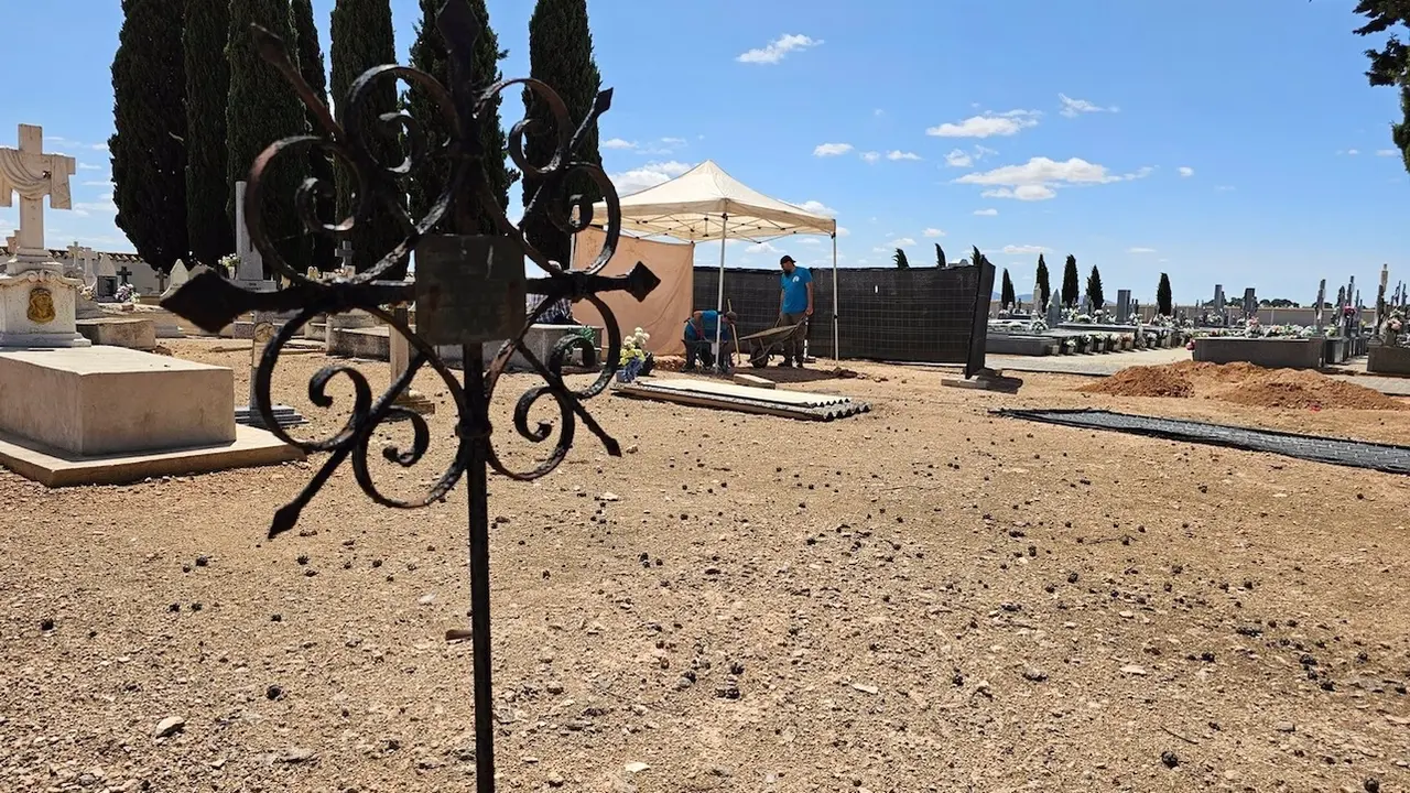 Comienzan las exhumaciones de cinco nuevas fosas comunes en el cementerio de Manzanares (Ciudad Real)