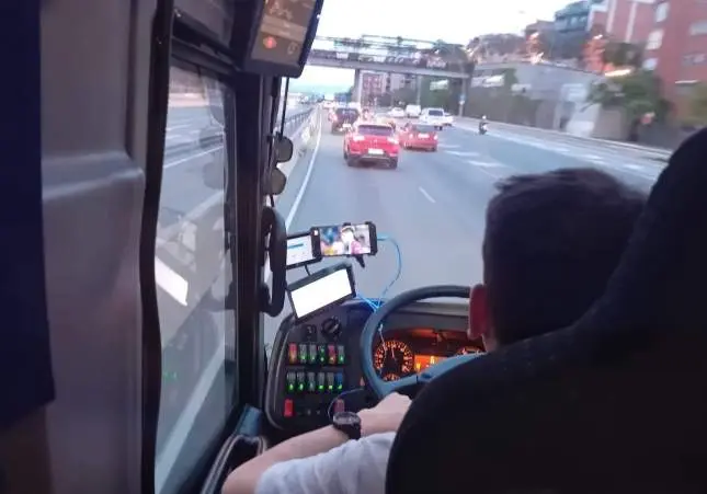 VIDEO. Pillado un conductor de bus imprudente: viendo el fútbol durante el trayecto