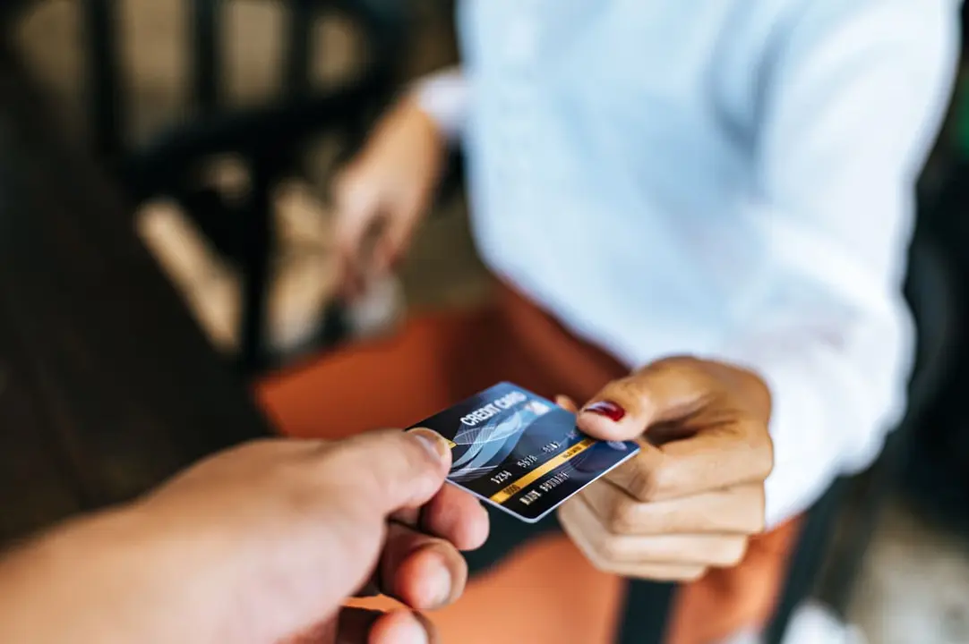  Tarjetas de crédito vs. Tarjetas de débito: ¿Cuál es la mejor opción? 