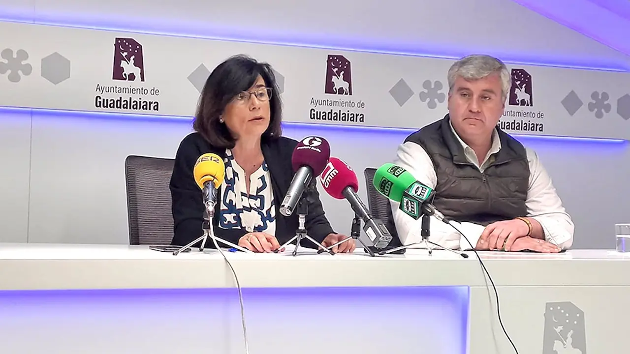 El segundo teniente de alcalde y concejal de Hacienda de Guadalajara, Alfonso Esteban, y la cuarta teniente de alcalde y concejal de Recursos Humanos, Isabel Nogueroles