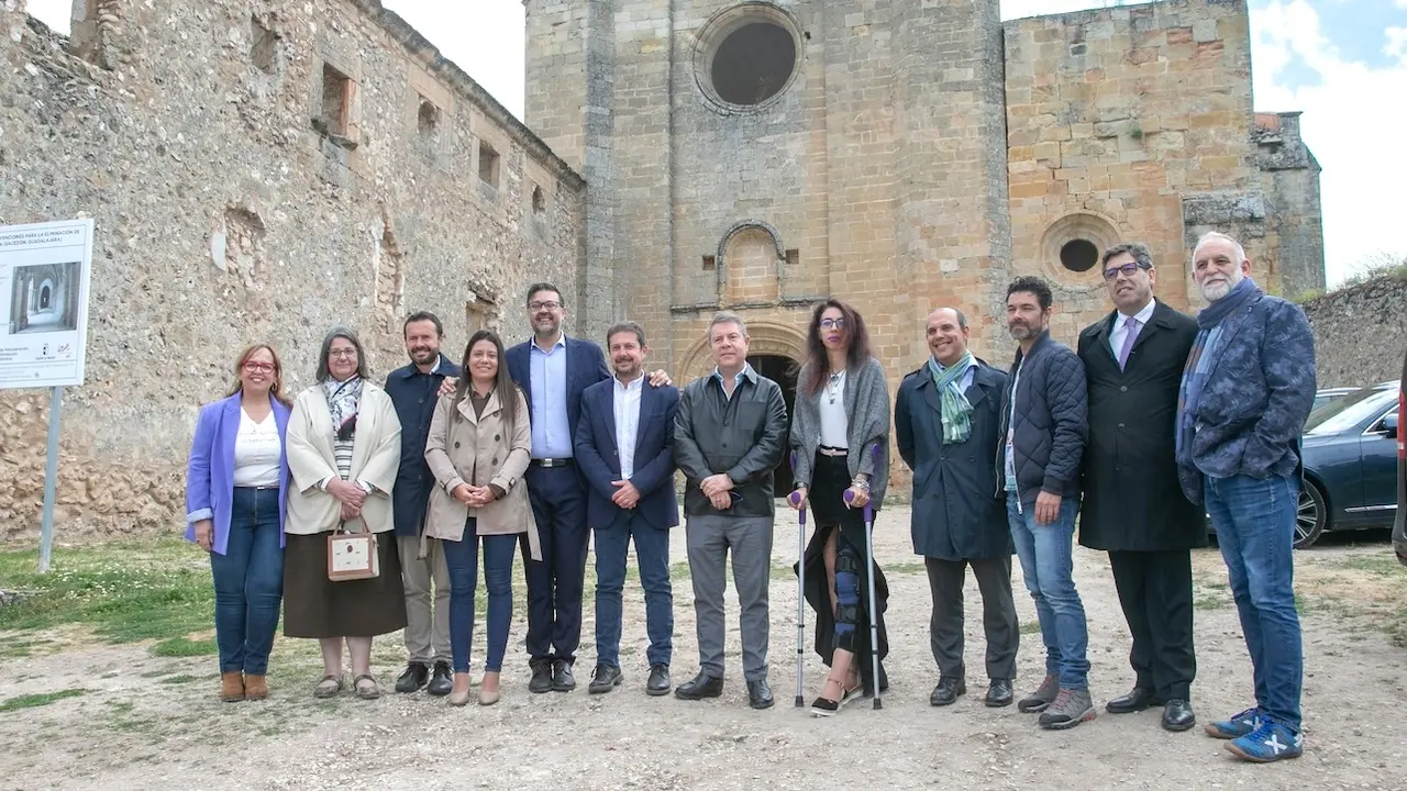 El presidente de Castilla-La Mancha, Emiliano García-Page, ha visitado en Córcoles, pedanía de Sacedón (Guadalajara), las obras del Monasterio de Santa María de Monsalud