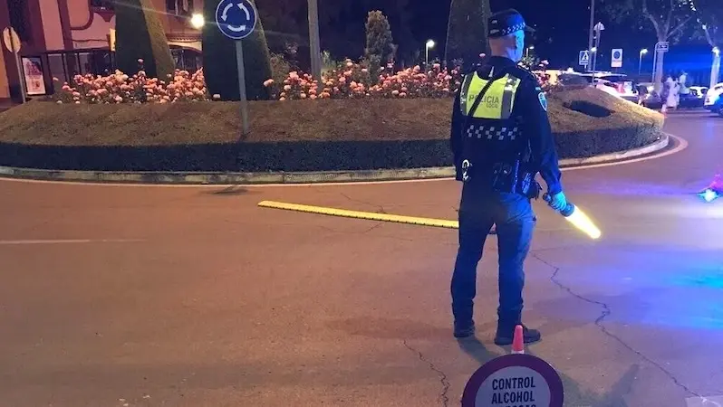Dos conductores multados por conducir bajo los efectos del alcohol en Ciudad Real. En la imagen un Policía Local en un control