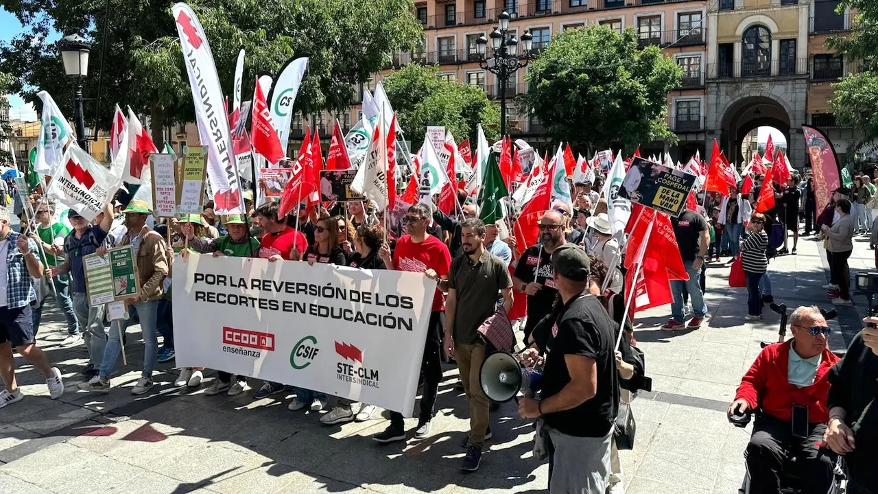 Profesores de Castilla-La Mancha salen a la calle para reclamar revertir los recortes en Educación