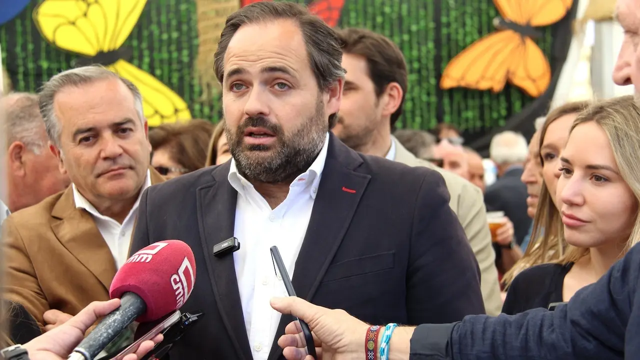 El presidente del PP de Castilla-La Mancha, Paco Núñez, atendiendo a los medios este sábado en las Ferias de Talavera de la Reina (Toledo)
