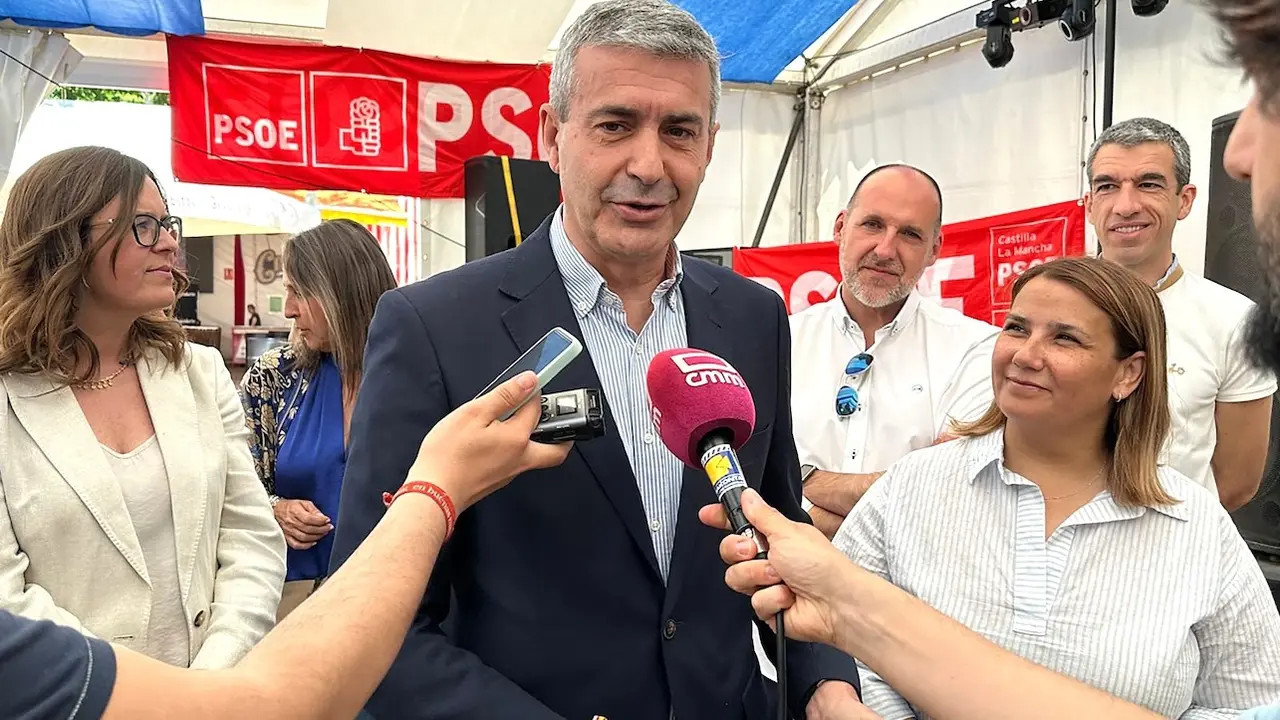 El secretario general del PSOE en la provincia de Toledo, Álvaro Gutiérrez, atendiendo a los medios este sábado en las Ferias de Talavera de la Reina