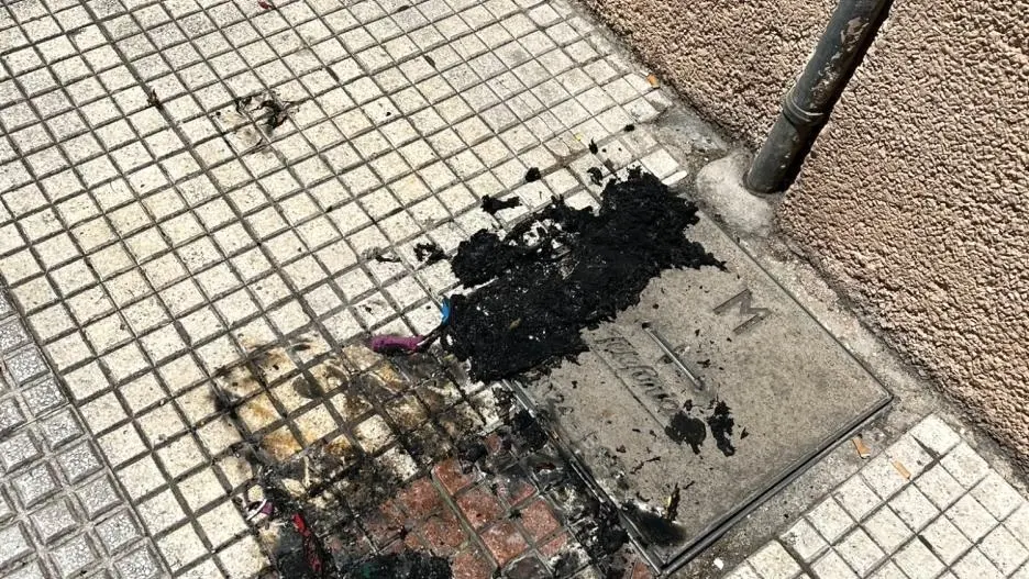 Queman la bandera arcoíris que lucía en la fachada de la sede de CCOO Guadalajara