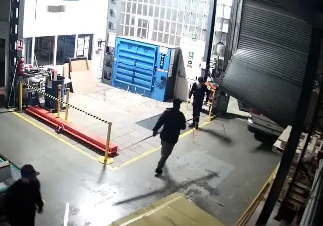 VIDEO. Roban miles de euros en cobre y huyen atropellando al que los descubrió