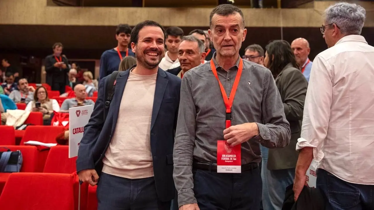El exministro y exlíder de IU Alberto Garzón asiste a la primera jornada de la asamblea federal de IU, que se celebra en la sede de UGT en Madrid, junto al futuro coordinador federal Antonio Maíllo