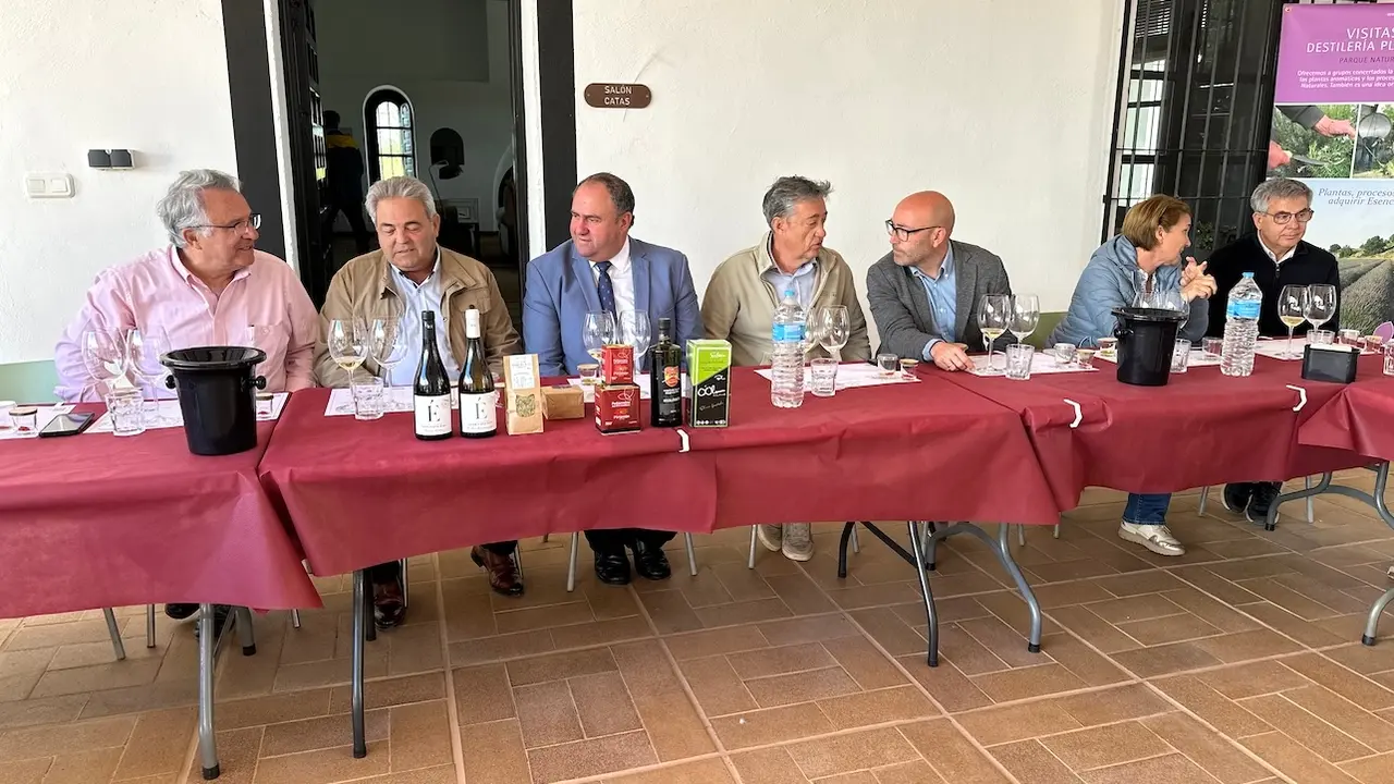 El consejero de Agricultura, Ganadería y Desarrollo Rural, Julián Martínez Lizán, ha asistido en El Bonillo (Albacete) a la clausura del canal corto de comercialización ‘Aroma Rural'