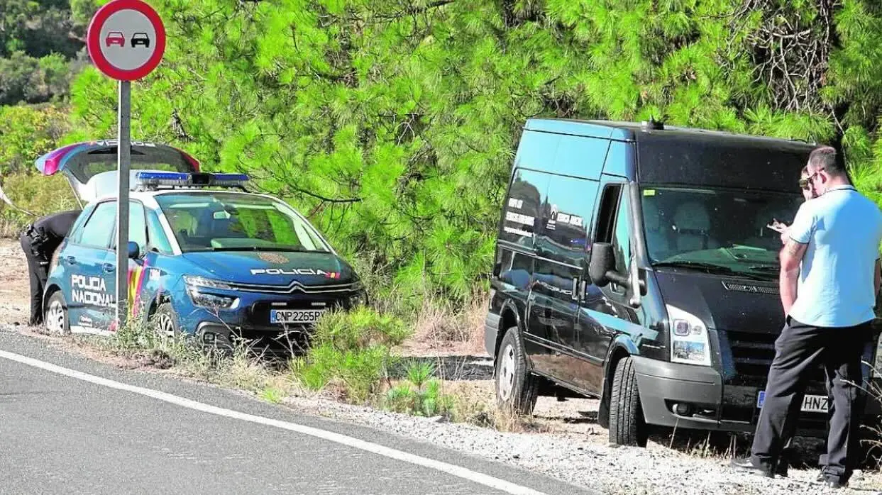 En la imagen de archivo servicios funerarios y Policía Nacional en una carretera tras hallarse un cadáver tirado en una cuneta, atropello, atropellado,