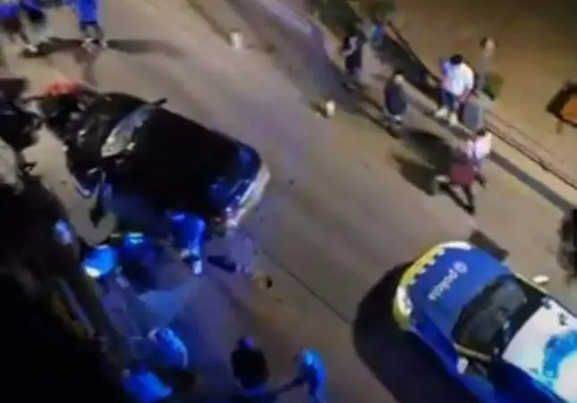 Atropella intencionadamente a un hombre y lo lleva varios metros sobre el capó