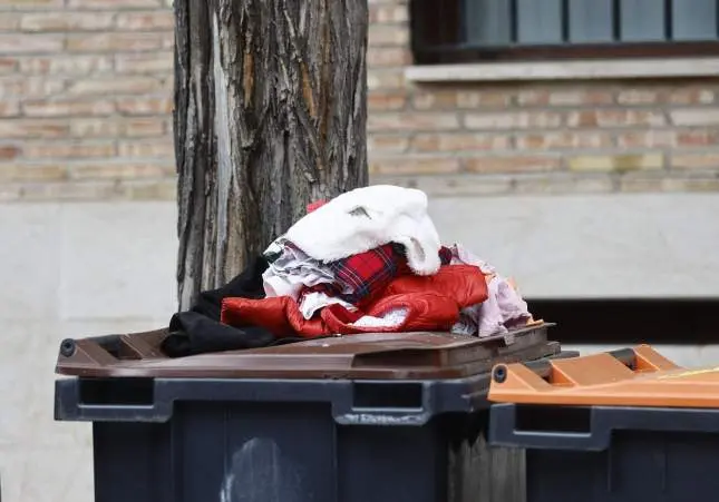 Hallan muerto a un bebé de 3 meses en una bolsa junto a contenedores de basura