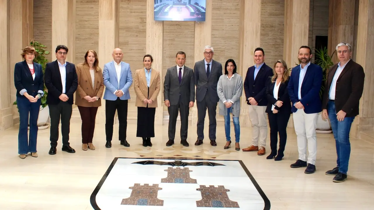 En la imagen el alcalde 'popular' de Albacete, Manuel Serrano, acompañado de su equipo de Gobierno en el Consistorio