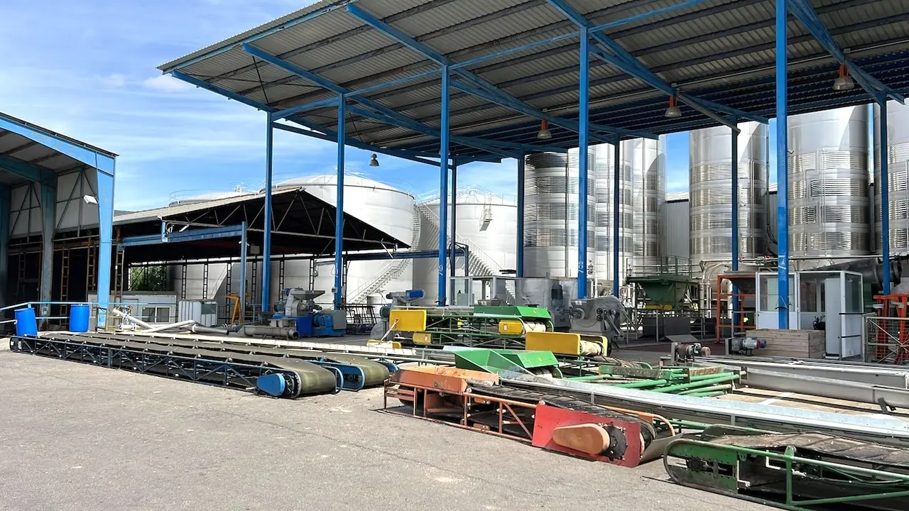 La cooperativa 'El Progreso' inicia las obras para ampliar su línea de embotellado