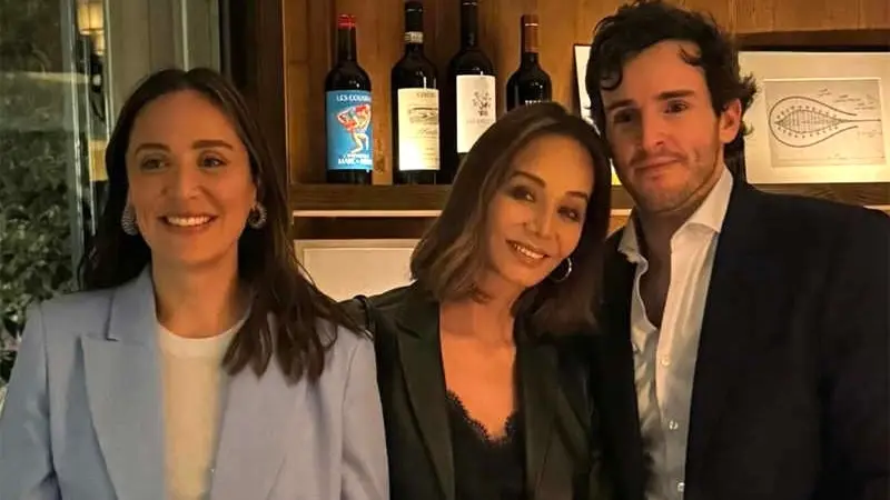 En la imagen Tamara Falcó, Isabel Preysler e Iñigo Onieva en la inauguración de su nuevo restaurante