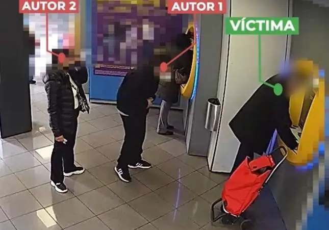 VIDEO. Así roban a ancianos: los distraen en cajeros, miran el PIN y huyen con la tarjeta