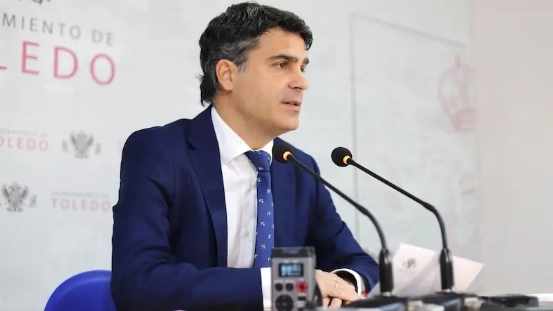 El concejal de Hacienda y portavoz del equipo de Gobierno del Ayuntamiento de Toledo, Juan José Alcalde, durante la rueda de prensa que ha ofrecido