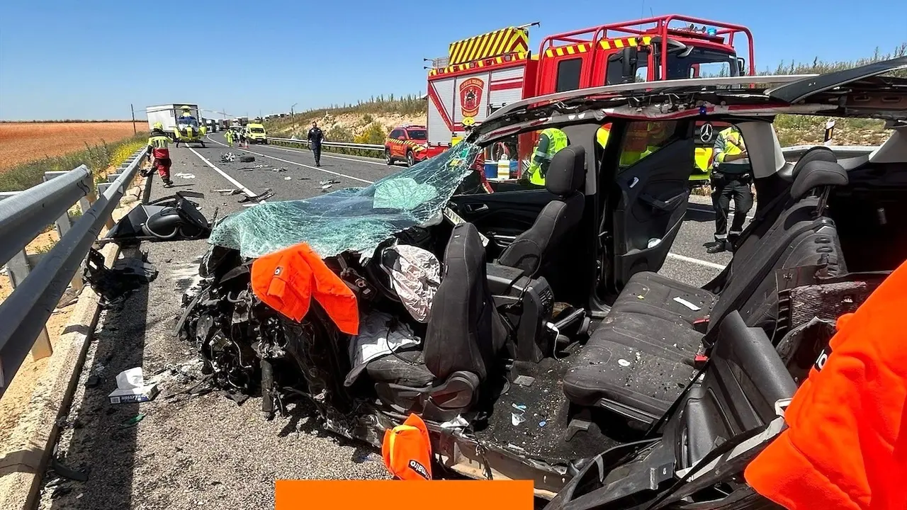 Una fallecida y dos heridos tras colisionar un turismo y un camión en la N-301 en Villatobas (Toledo), accidente, de tráfico, choque, colisión,