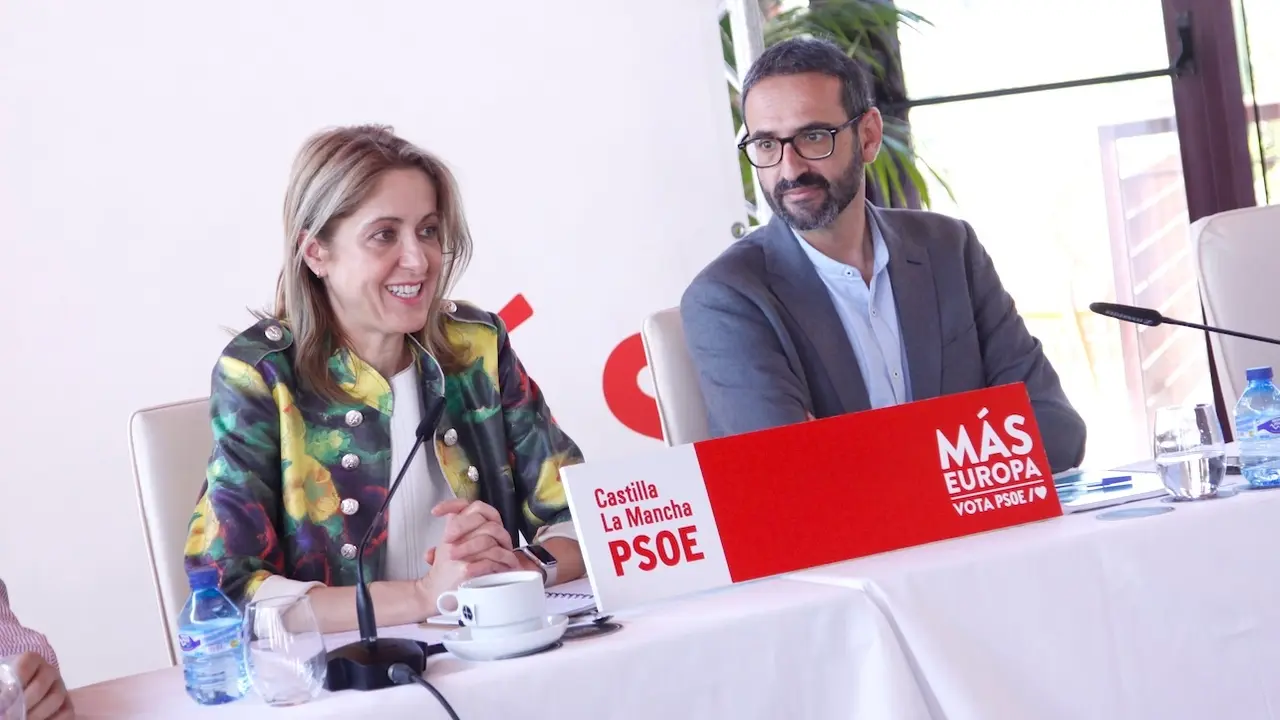 La eurodiputada candidata a la reelección y vicesecretaria general del PSOE de Castilla-La Mancha, Cristina Maestre, junto al secretario de Organización, Sergio Gutiérrez, este viernes en Toledo