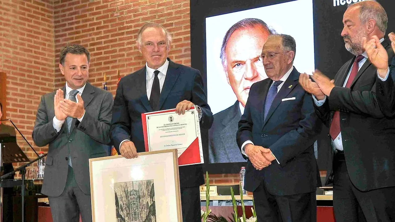 El rector de la Universidad de Castilla-La Mancha (UCLM), Julián Garde (d), el presidente del Consejo Social, Félix Sanz Roldán (2d), el alcalde de Albacete, Manuel Serrano (i), y el periodista albaceteño Pedro Piqueras, premiado con el ‘Reconocimiento de Honor’ durante la entrega de los reconocimientos del Consejo Social de la UCLM - EFE/Manu