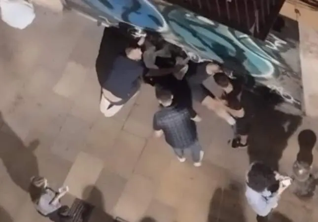 Acuchillado un joven en plena calle cuando defendía a un amigo suyo de un ladrón