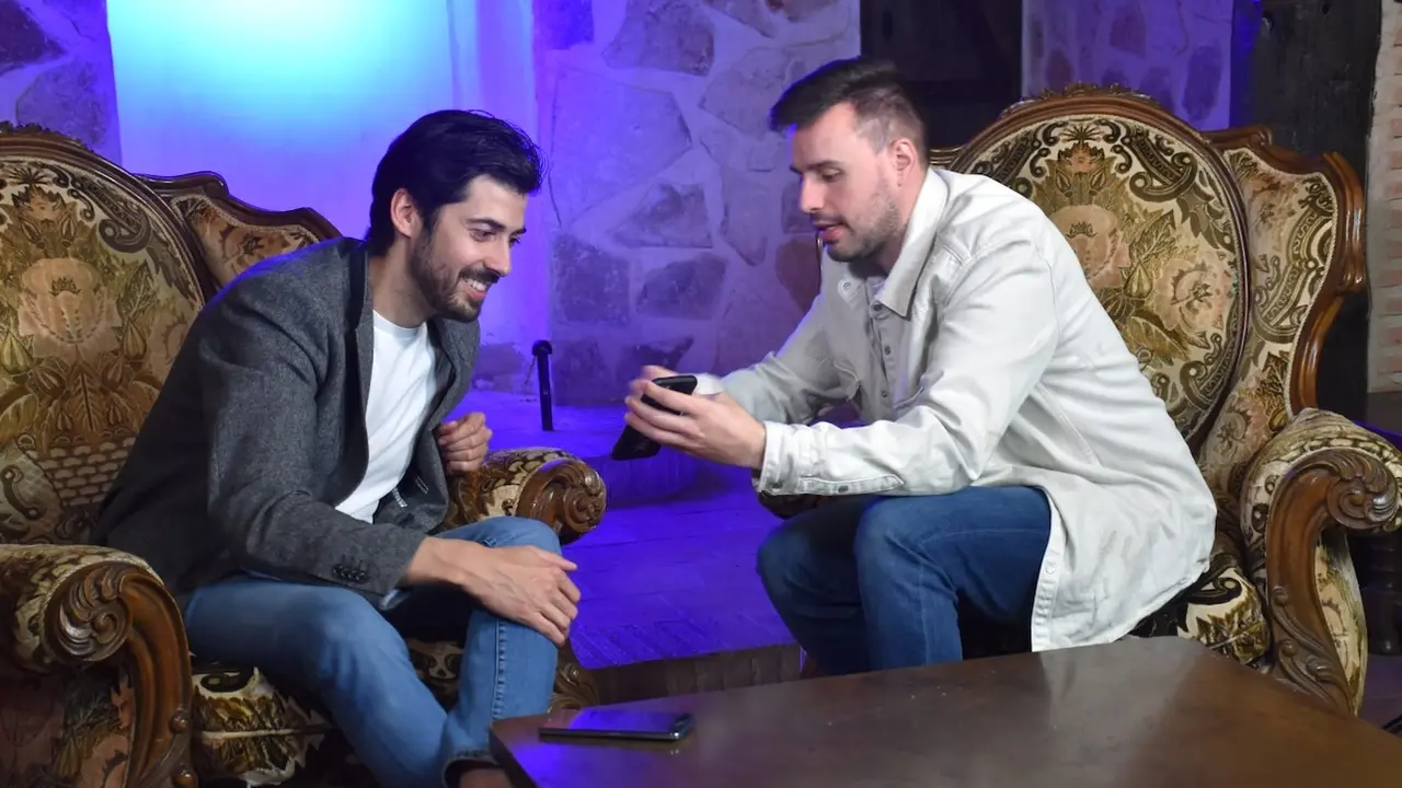 El diputado de Reto Demográfico y Emprendimiento, Javier Cebrián, ha estado con Jorge Utiel, responsable de la empresa, en el plató de grabación que MTS 23 TALENT tiene en Campillo de Altobuey
