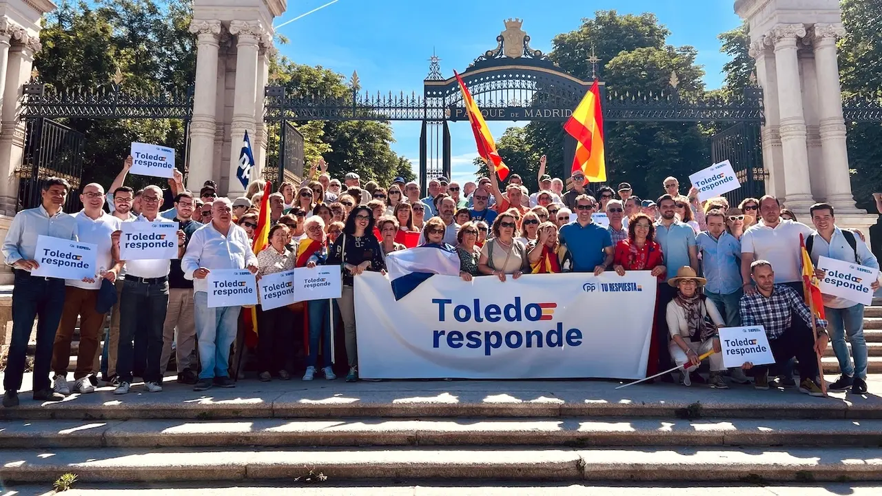 El presidente del PP de Toledo, Carlos Velázquez, junto a militantes y simpatizantes de la provincia este domingo en la concentración convocada por el partido en Madrid
