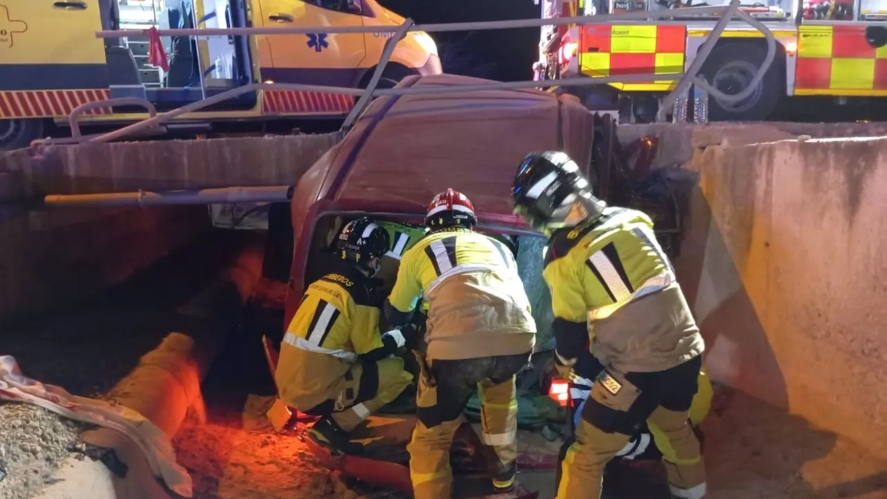 Muere un hombre y una menor tras salirse de la vía su coche y caer en un cauce, canal, salida de vía, accidente de tráfico