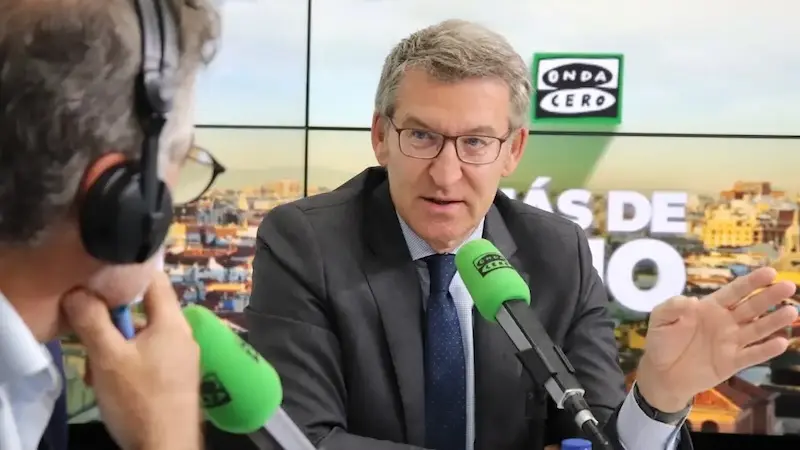 El presidente del PP, Alberto Núñez Feijóo, en un momento de la entrevista con Carlos Alsina en Onda Cero Radio