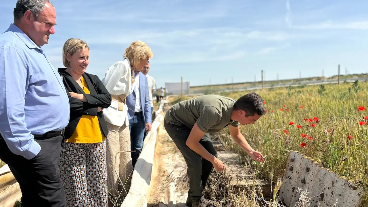 El consejero de Agricultura, Ganadería y Desarrollo Rural, Julián Martínez Lizán, durante la visita que ha realizado a la empresa Helix Snails, en el municipio de El Pedernoso (Cuenca)