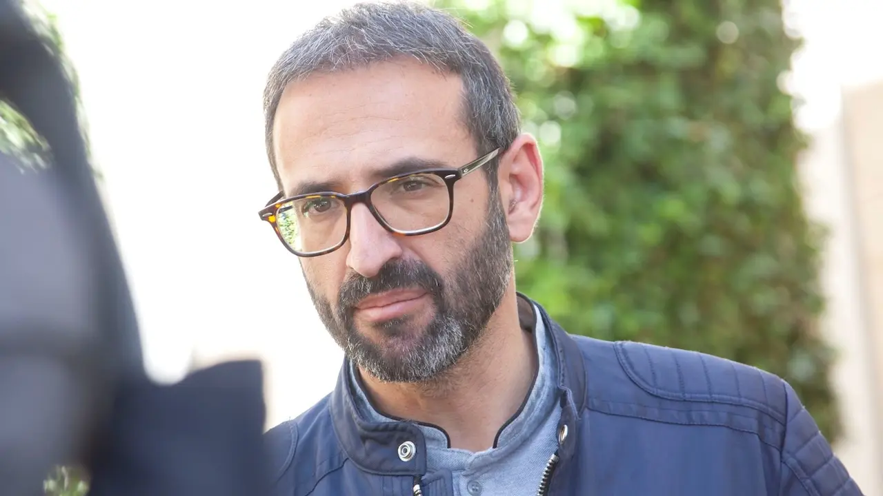 El secretario de Organización del PSOE de Castilla-La Mancha y diputado nacional, Sergio Gutiérrez, atendiendo a los medios de comunicación
