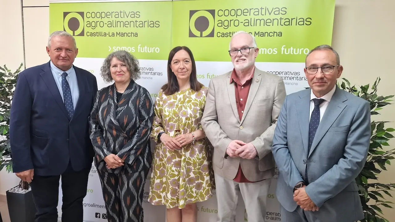 Reunión mantenida entre la consejera de Desarrollo Sostenible de Castilla-La Mancha, Mercedes Gómez, y el presidente de Cooperativas Agroalimentarias de Castilla-La Mancha, Ángel Villafranca