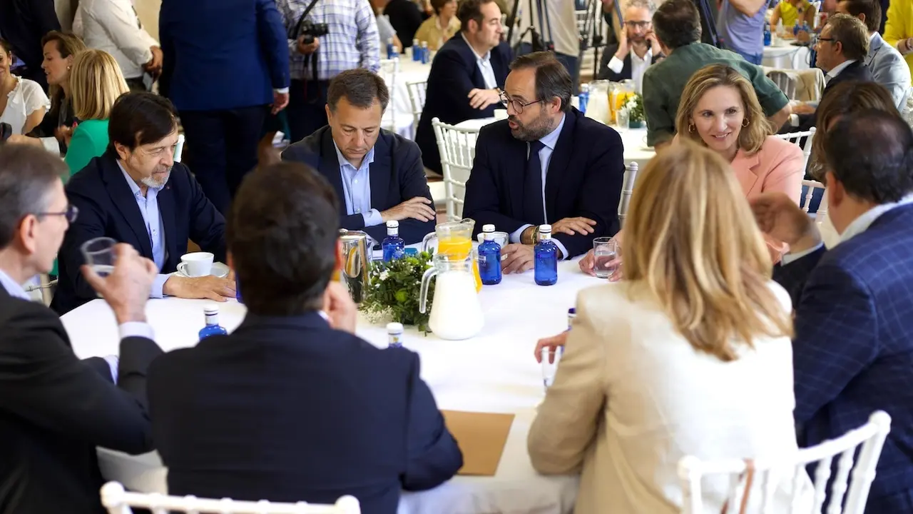 El presidente del PP de Castilla-La Mancha, Paco Núñez, ha participado en un desayuno con empresarios de Albacete junto a la vicesecretaria nacional del PP, Paloma Martín, y candidatos a las elecciones europeas
