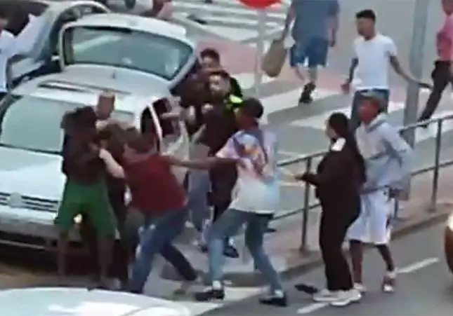 VIDEO. Una pelea en un bar acaba en una batalla campal: hay varias personas heridas