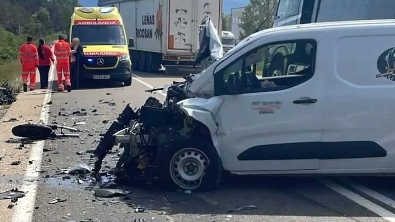 Muere un hombre tras colisionar la moto que conducía con una furgoneta