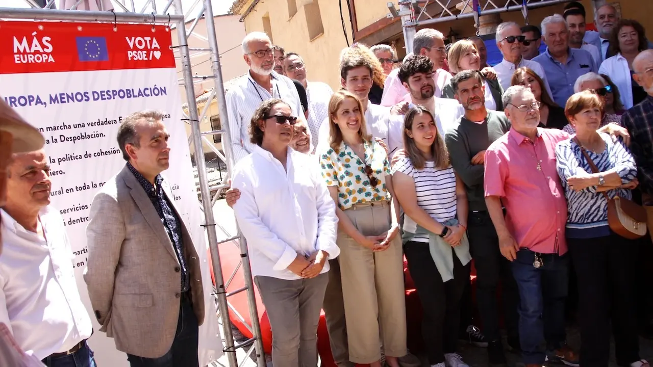 La candidata a la reelección al Parlamento Europeo y vicesecretaria general del PSOE de Castilla-La Mancha, Cristina Maestre, ha firmado en Hita (Guadalajara) sus compromisos contra la despoblación